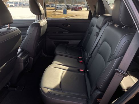 Used 2025 Nissan Pathfinder SL image 25