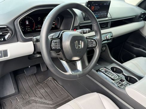 Used 2025 Honda Pilot Touring image 4