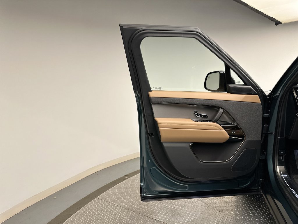 New 2025 Land Rover Range Rover Sport SE AWD/4WD image 8