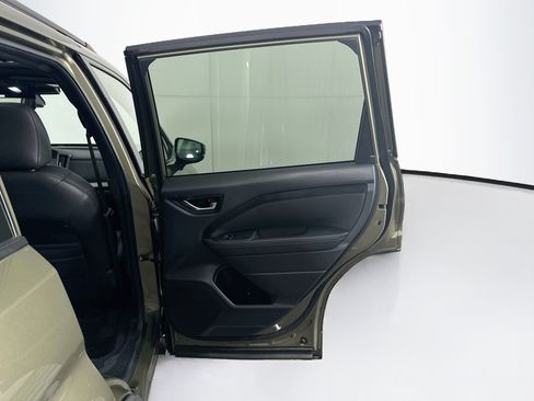 Used 2025 Subaru Forester Limited AWD/4WD image 32