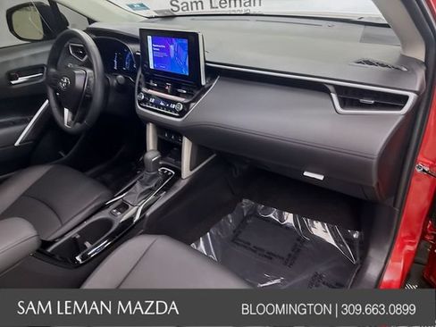 Used 2025 Toyota Corolla Cross XLE w/ Convenience Package FWD image 30