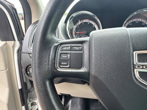 Used 2020 Dodge Grand Caravan SE w/ UConnect Hands-Free Group FWD image 22