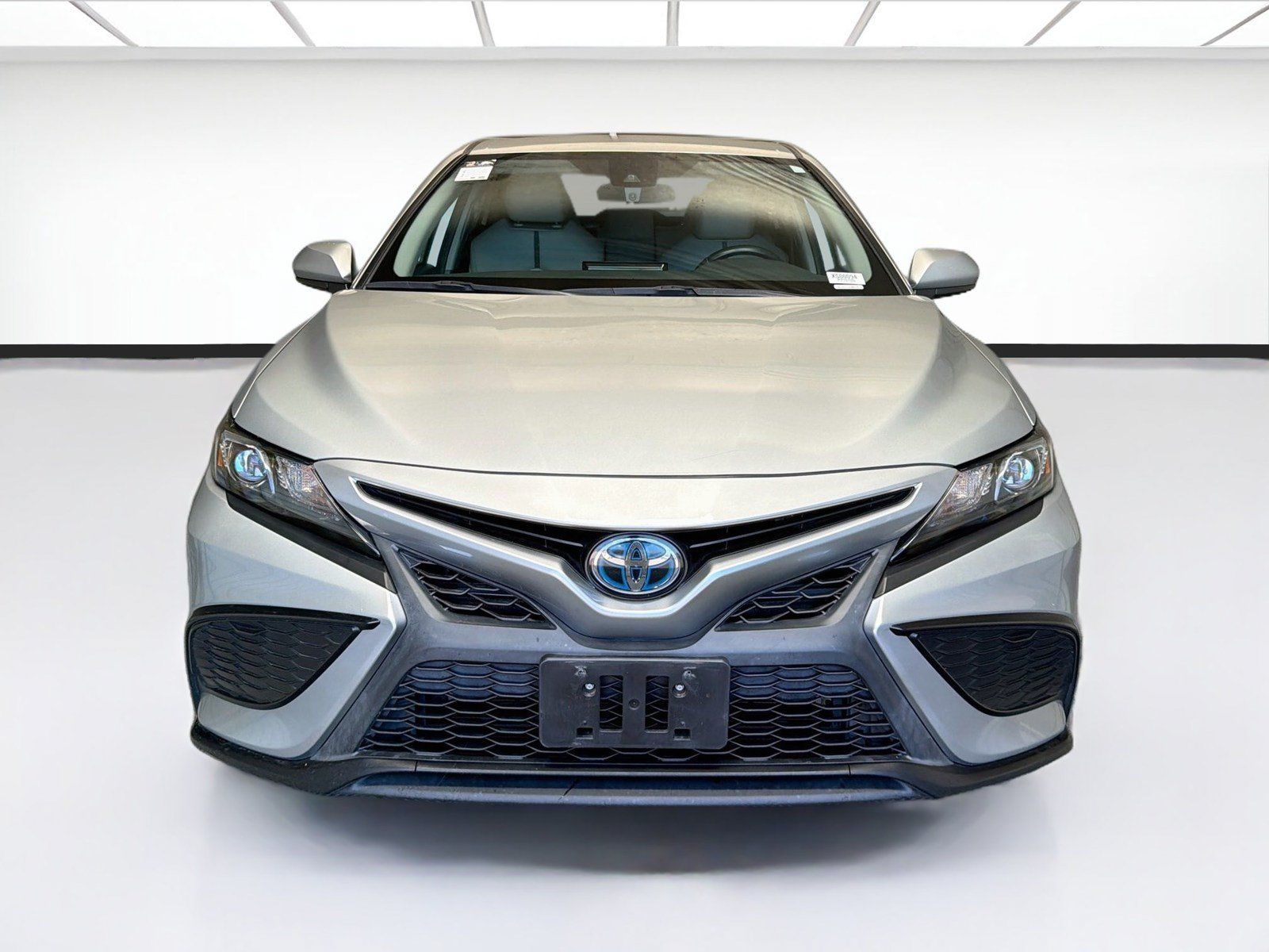 Used 2021 Toyota Camry SE FWD image 2