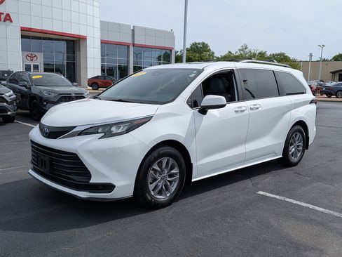 Used 2025 Toyota Sienna LE w/ LE Plus Package AWD/4WD image 4
