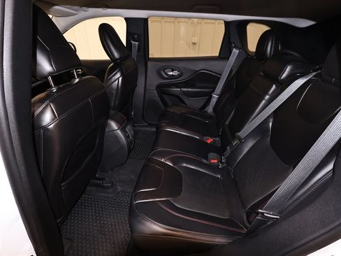 Used 2019 Jeep Cherokee Trailhawk w/ Cold Weather Group AWD/4WD image 16