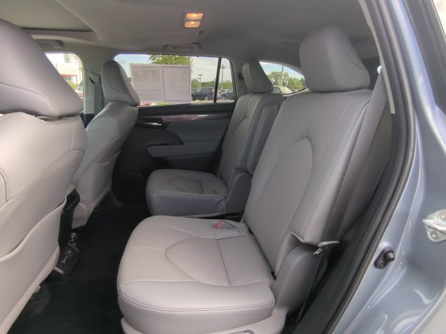 Used 2024 Toyota Highlander Limited FWD image 17