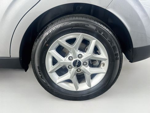 Used 2025 Kia Soul LX w/ LX Technology Package FWD image 11