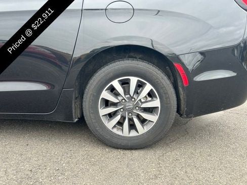 Used 2023 Chrysler Pacifica Touring-L FWD image 4