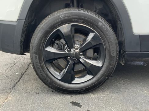 Used 2019 Jeep Cherokee Limited image 28