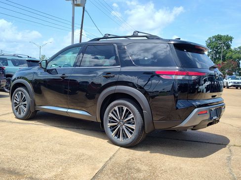 New 2026 Nissan Pathfinder Platinum FWD image 3