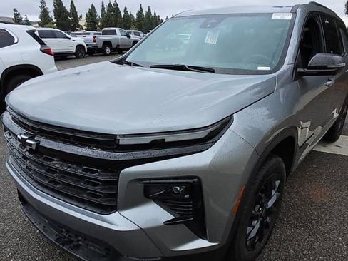 Used 2024 Chevrolet Traverse LT w/ Midnight/Sport Edition FWD image 3