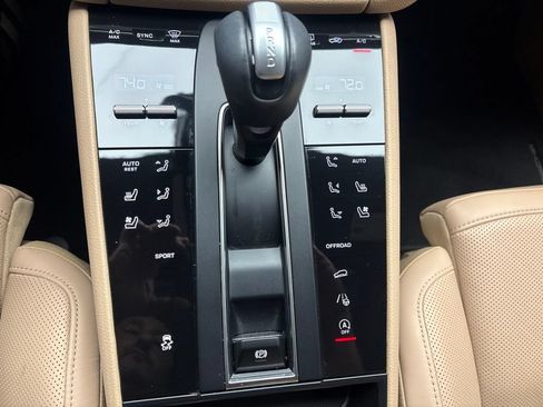 Certified 2024 Porsche Macan AWD/4WD image 34