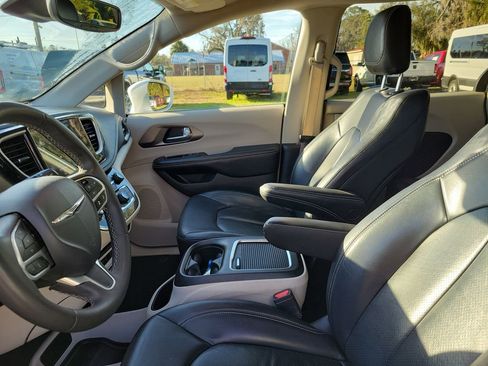 Used 2022 Chrysler Pacifica Touring-L image 15