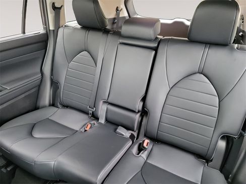 New 2023 Toyota Highlander XLE image 13