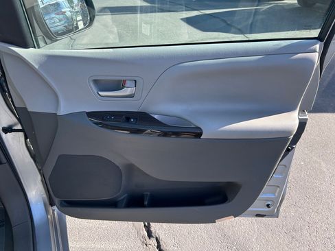 Used 2016 Toyota Sienna XLE FWD image 27