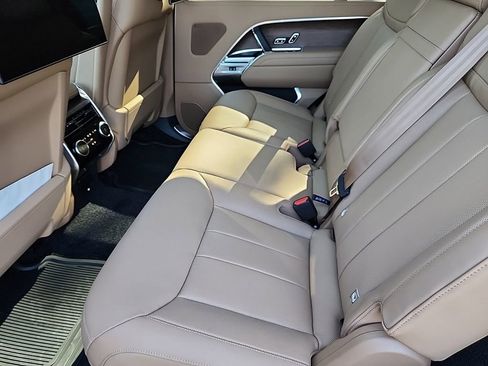 Used 2025 Land Rover Range Rover Long Wheelbase SE image 5