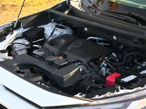 Used 2022 Toyota RAV4 XLE Premium image 8