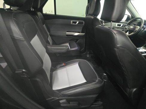 Used 2023 Ford Explorer XLT w/ Equipment Group 202A image 7