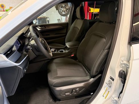 Certified 2025 Jeep Grand Cherokee Laredo X w/ Luxury Tech Group I AWD/4WD image 24