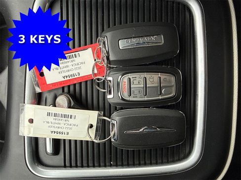 Used 2022 Chrysler Pacifica Touring-L w/ Uconnect Theater Family Group image 3