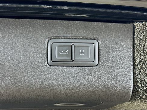 Used 2022 Bentley Bentayga AWD/4WD image 38