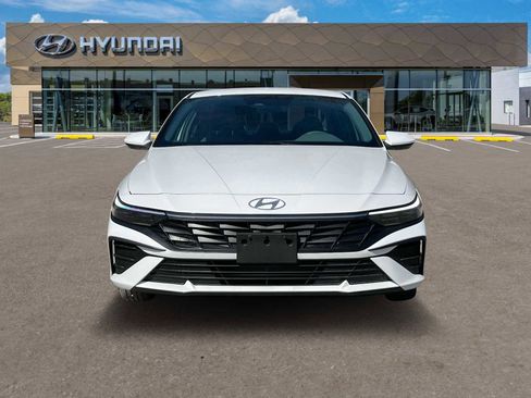 Certified 2025 Hyundai Elantra SE image 42