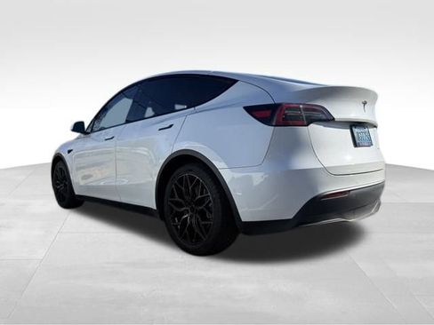 Used 2022 Tesla Model Y Long Range image 3