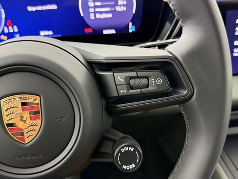 Certified 2025 Porsche Macan 4S Electric AWD/4WD image 18