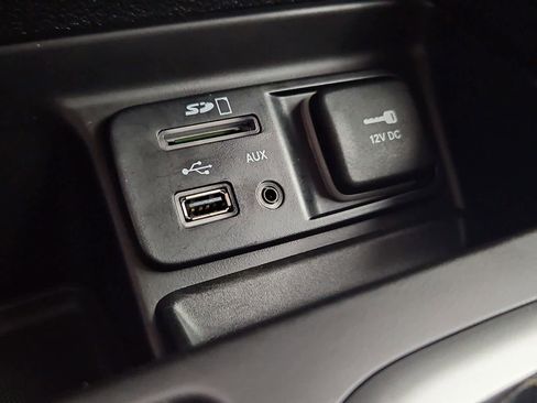 Used 2018 Jeep Cherokee Latitude Plus w/ Comfort/Convenience Group image 30