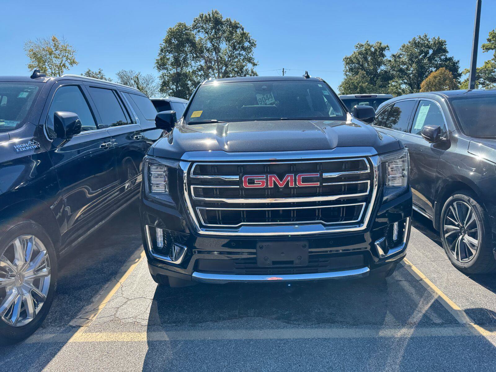 Used 2024 GMC Yukon SLT w/ SLT Luxury Package AWD/4WD image 6