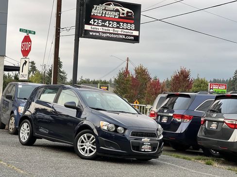 Used 2016 Chevrolet Sonic LT w/ Fun and Sun Package image 2