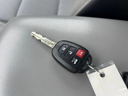 Used 2016 Toyota Camry SE FWD image 14