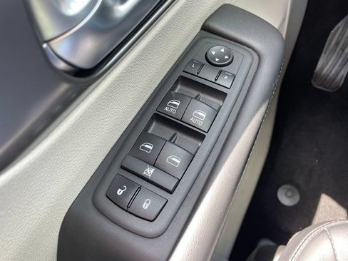 Used 2024 Chrysler Pacifica Touring-L FWD image 33
