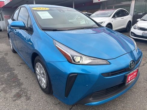 Used 2022 Toyota Prius LE image 3