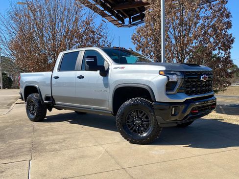 Used 2025 Chevrolet Silverado 2500 ZR2 w/ Technology Package image 1