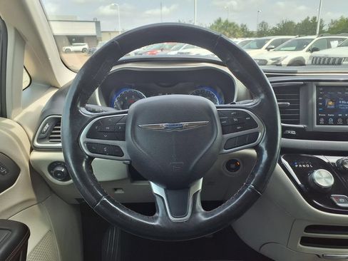 Used 2020 Chrysler Pacifica Touring-L FWD image 22