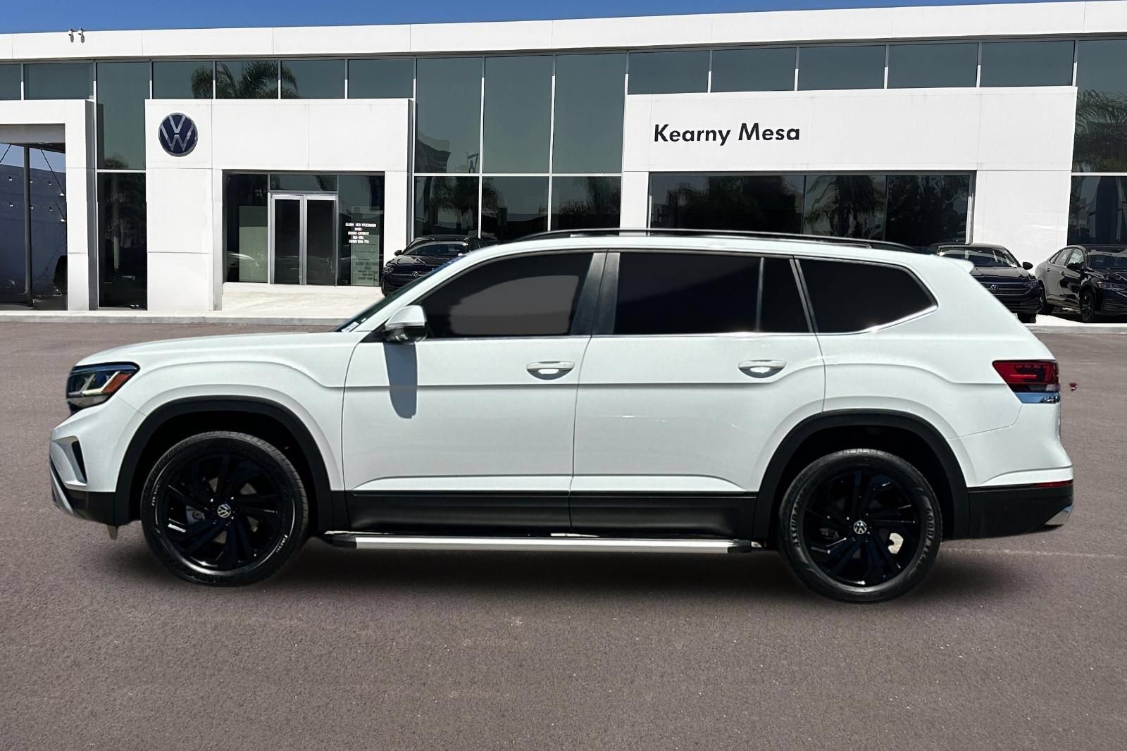 Used 2023 Volkswagen Atlas SE w/ Black Wheel Package FWD image 7