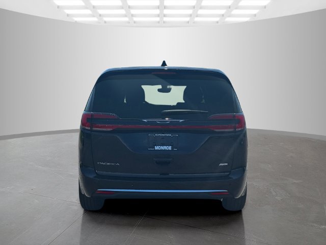 New 2027 Chrysler Pacifica Select w/ Family Tech Group AWD/4WD image 6