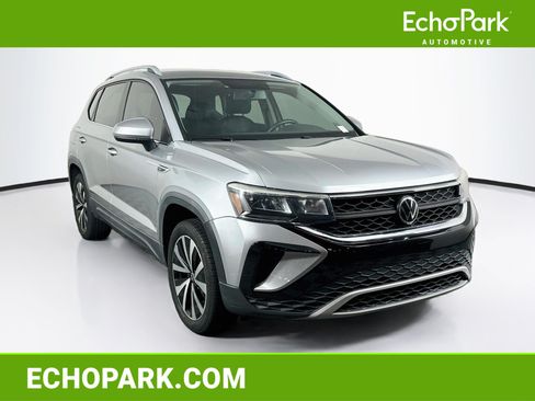 Used 2022 Volkswagen Taos SE FWD image 1