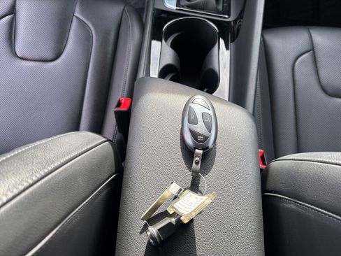 Used 2025 Hyundai Elantra Limited image 22