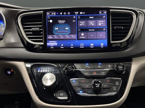 Used 2023 Chrysler Pacifica Touring-L FWD image 11