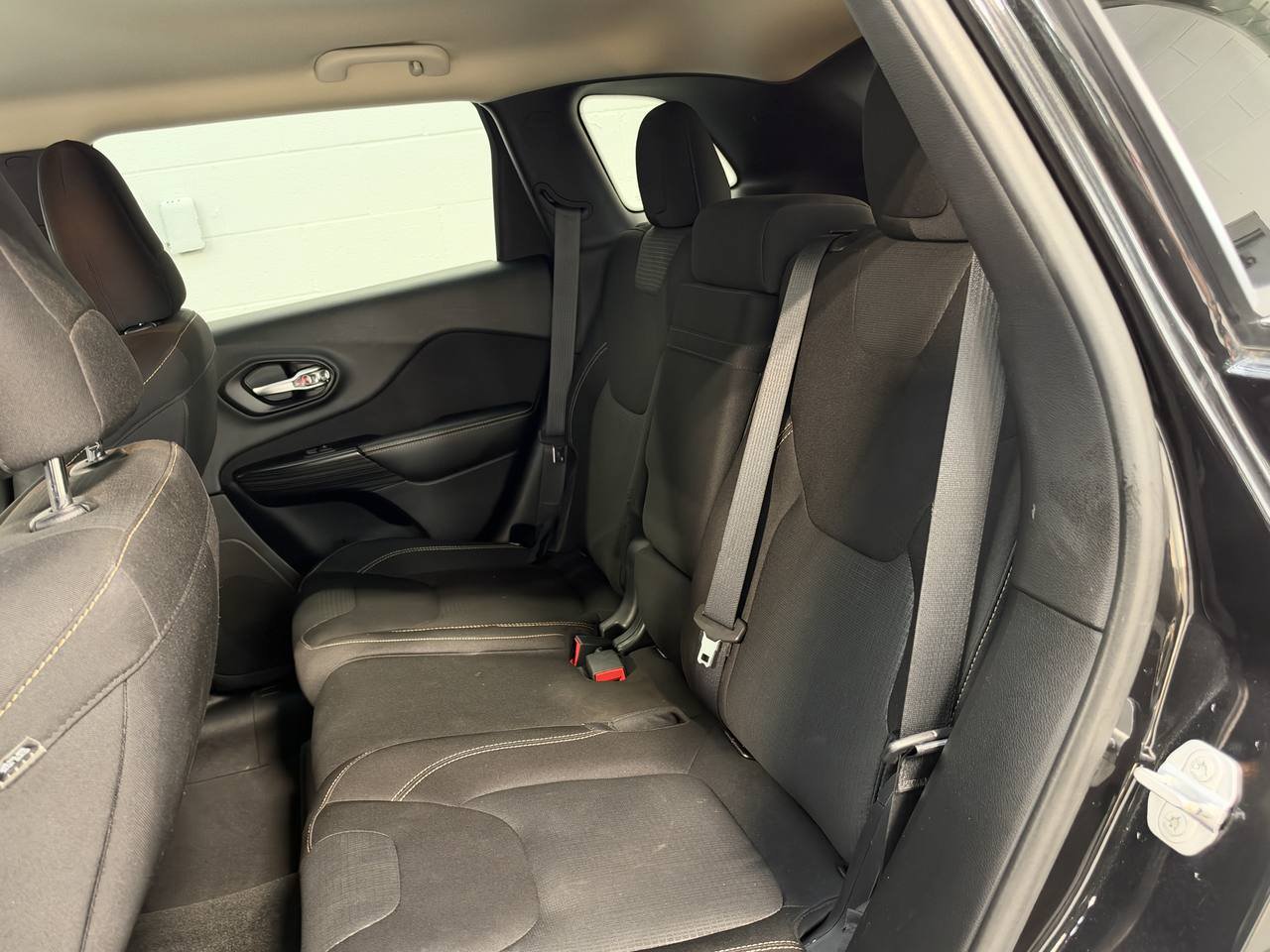 Used 2015 Jeep Cherokee Latitude AWD/4WD image 28