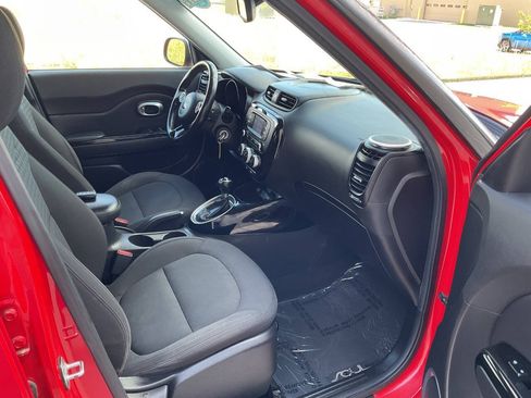 Used 2015 Kia Soul ! FWD image 35