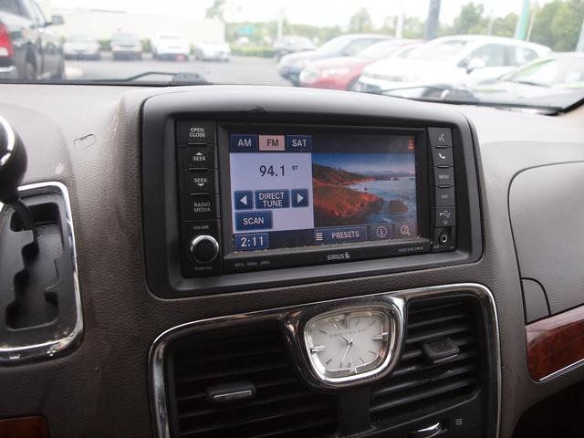 Used 2013 Chrysler Town & Country Touring-L w/ Entertainment Group #2 FWD image 11