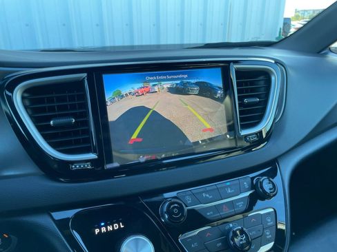 Used 2025 Chrysler Pacifica Select image 18