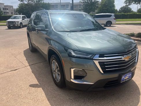 Used 2023 Chevrolet Traverse LT w/ LPO, Cargo Package FWD image 3