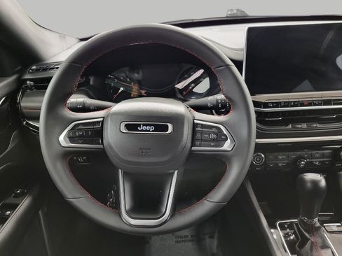 Used 2025 Jeep Compass Trailhawk AWD/4WD image 32