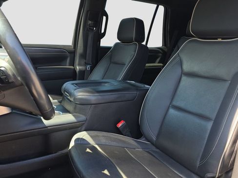 Used 2023 GMC Yukon SLT AWD/4WD image 7