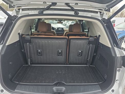 Used 2025 Nissan Pathfinder Platinum image 13