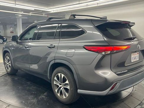 Certified 2020 Toyota Highlander XLE FWD image 4